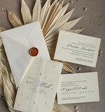 Zaproszenia ślubne z perełkami / tłoczeniem zaproszenia ślubne z perełkami, minimalistyczne zaproszenie na ślub z perełkami i kalką, rwane złocone zaproszenie na ślub cywilny perły0