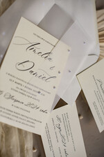 Zaproszenia ślubne z perełkami / tłoczeniem zaproszenia ślubne z perełkami, minimalistyczne zaproszenie na ślub z perełkami i kalką, rwane złocone zaproszenie na ślub cywilny perły10