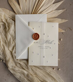 Zaproszenia ślubne z perełkami / tłoczeniem zaproszenia ślubne z perełkami, minimalistyczne zaproszenie na ślub z perełkami i kalką, rwane złocone zaproszenie na ślub cywilny perły13