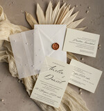 Zaproszenia ślubne z perełkami / tłoczeniem zaproszenia ślubne z perełkami, minimalistyczne zaproszenie na ślub z perełkami i kalką, rwane złocone zaproszenie na ślub cywilny perły4