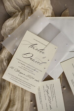 Zaproszenia ślubne z perełkami / tłoczeniem zaproszenia ślubne z perełkami, minimalistyczne zaproszenie na ślub z perełkami i kalką, rwane złocone zaproszenie na ślub cywilny perły5
