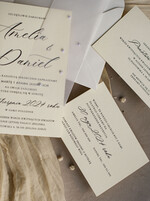 Zaproszenia ślubne z perełkami / tłoczeniem zaproszenia ślubne z perełkami, minimalistyczne zaproszenie na ślub z perełkami i kalką, rwane złocone zaproszenie na ślub cywilny perły6