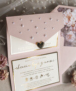 Zaproszenia ślubne z perełkami / tłoczeniem kopertowe złocone zaproszenia ślubne z perełkami, różowe peonie zaproszenie na ślub z perełkam, pudrowy róż złocone zaproszenie na ślub cywilny perły i piwonie10