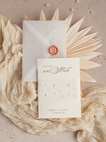 Zaproszenia ślubne z perełkami / tłoczeniem złocone zaproszenia ślubne z perełkami kalkowa koperta , minimalistyczne zaproszenie na ślub z perełkami i kalką, kalkowa obwoluta z perłami złocone zaproszenie na ślub cywilny perły2