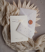 Zaproszenia ślubne z perełkami / tłoczeniem złocone zaproszenia ślubne z perełkami kalkowa koperta , minimalistyczne zaproszenie na ślub z perełkami i kalką, kalkowa obwoluta z perłami złocone zaproszenie na ślub cywilny perły15