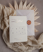 Zaproszenia ślubne z perełkami / tłoczeniem złocone zaproszenia ślubne z perełkami kalkowa koperta , minimalistyczne zaproszenie na ślub z perełkami i kalką, kalkowa obwoluta z perłami złocone zaproszenie na ślub cywilny perły16