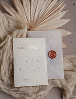 Zaproszenia ślubne z perełkami / tłoczeniem złocone zaproszenia ślubne z perełkami kalkowa koperta , minimalistyczne zaproszenie na ślub z perełkami i kalką, kalkowa obwoluta z perłami złocone zaproszenie na ślub cywilny perły17