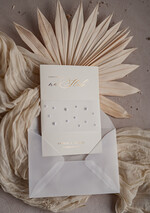 Zaproszenia ślubne z perełkami / tłoczeniem złocone zaproszenia ślubne z perełkami kalkowa koperta , minimalistyczne zaproszenie na ślub z perełkami i kalką, kalkowa obwoluta z perłami złocone zaproszenie na ślub cywilny perły19