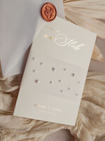 Zaproszenia ślubne z perełkami / tłoczeniem złocone zaproszenia ślubne z perełkami kalkowa koperta , minimalistyczne zaproszenie na ślub z perełkami i kalką, kalkowa obwoluta z perłami złocone zaproszenie na ślub cywilny perły23