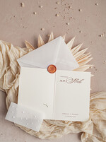 Zaproszenia ślubne z perełkami / tłoczeniem złocone zaproszenia ślubne z perełkami kalkowa koperta , minimalistyczne zaproszenie na ślub z perełkami i kalką, kalkowa obwoluta z perłami złocone zaproszenie na ślub cywilny perły4