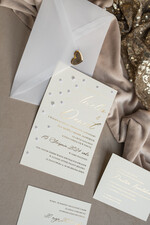 Zaproszenia ślubne z perełkami / tłoczeniem złocone zaproszenia ślubne z perełkami kalkowa koperta , minimalistyczne zaproszenie na ślub z perełkami i kalką, kalkowa koperta z perłami złocone zaproszenie na ślub cywilny perły15