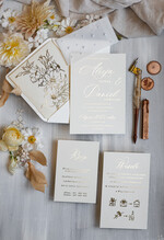 Zaproszenia ślubne z perełkami / tłoczeniem złocone zaproszenia ślubne z perełkami, minimalistyczne zaproszenie na ślub z perełkami i kalką, kalkowa obwoluta z perłami złocone zaproszenie na ślub cywilny2