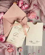 Zaproszenia ślubne z perełkami / tłoczeniem zaproszenia ślubne w kieszonce, eleganckie zaproszenia ślubne z jedwabną wstążką, tłoczone zaproszenia na ślub i wesele, tłoczone złote zaproszenie na ślub0