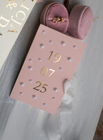 Zaproszenia ślubne z perełkami / tłoczeniem zaproszenia na ślub, nowoczesne zaproszenia ślubne z perełkami, perełkowe zaproszenie ślubne ze złotymi literami, eleganckie zaproszenia ślubne ze wstązką10