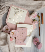 Zaproszenia ślubne z perełkami / tłoczeniem zaproszenia na ślub, nowoczesne zaproszenia ślubne z perełkami, perełkowe zaproszenie ślubne ze złotymi literami, eleganckie zaproszenia ślubne ze wstązką2