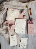 Zaproszenia ślubne z perełkami / tłoczeniem zaproszenia na ślub, nowoczesne zaproszenia ślubne z perełkami, perełkowe zaproszenie ślubne ze złotymi literami, eleganckie zaproszenia ślubne ze wstązką5