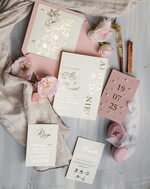 Zaproszenia ślubne z perełkami / tłoczeniem zaproszenia na ślub, nowoczesne zaproszenia ślubne z perełkami, perełkowe zaproszenie ślubne ze złotymi literami, eleganckie zaproszenia ślubne ze wstązką6