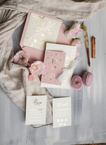 Zaproszenia ślubne z perełkami / tłoczeniem zaproszenia na ślub, nowoczesne zaproszenia ślubne z perełkami, perełkowe zaproszenie ślubne ze złotymi literami, eleganckie zaproszenia ślubne ze wstązką0