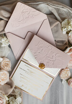 Zaproszenia ślubne z perełkami / tłoczeniem Tłoczone kwiaty na zaproszeniach ślubnych Eleganckie złote zaproszenia ślubne z guzikiem z płatków złota, Kopertowe zaproszenie na ślub z tłoczeniem, zaproszenia na ślub w stylu glamour0