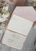 Zaproszenia ślubne z perełkami / tłoczeniem Tłoczone kwiaty na zaproszeniach ślubnych Eleganckie złote zaproszenia ślubne z guzikiem z płatków złota, Kopertowe zaproszenie na ślub z tłoczeniem, zaproszenia na ślub w stylu glamour14