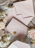 Zaproszenia ślubne z perełkami / tłoczeniem Tłoczone kwiaty na zaproszeniach ślubnych Eleganckie złote zaproszenia ślubne z guzikiem z płatków złota, Kopertowe zaproszenie na ślub z tłoczeniem, zaproszenia na ślub w stylu glamour15