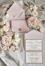 Zaproszenia ślubne z perełkami / tłoczeniem Tłoczone kwiaty na zaproszeniach ślubnych Eleganckie złote zaproszenia ślubne z guzikiem z płatków złota, Kopertowe zaproszenie na ślub z tłoczeniem, zaproszenia na ślub w stylu glamour1