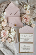 Zaproszenia ślubne z perełkami / tłoczeniem Tłoczone kwiaty na zaproszeniach ślubnych Eleganckie złote zaproszenia ślubne z guzikiem z płatków złota, Kopertowe zaproszenie na ślub z tłoczeniem, zaproszenia na ślub w stylu glamour17