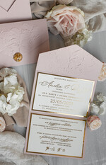 Zaproszenia ślubne z perełkami / tłoczeniem Tłoczone kwiaty na zaproszeniach ślubnych Eleganckie złote zaproszenia ślubne z guzikiem z płatków złota, Kopertowe zaproszenie na ślub z tłoczeniem, zaproszenia na ślub w stylu glamour18