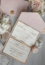 Zaproszenia ślubne z perełkami / tłoczeniem Tłoczone kwiaty na zaproszeniach ślubnych Eleganckie złote zaproszenia ślubne z guzikiem z płatków złota, Kopertowe zaproszenie na ślub z tłoczeniem, zaproszenia na ślub w stylu glamour4