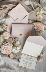 Zaproszenia ślubne z perełkami / tłoczeniem Tłoczone kwiaty na zaproszeniach ślubnych Eleganckie złote zaproszenia ślubne z guzikiem z płatków złota, Kopertowe zaproszenie na ślub z tłoczeniem, zaproszenia na ślub w stylu glamour20