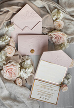 Zaproszenia ślubne z perełkami / tłoczeniem Tłoczone kwiaty na zaproszeniach ślubnych Eleganckie złote zaproszenia ślubne z guzikiem z płatków złota, Kopertowe zaproszenie na ślub z tłoczeniem, zaproszenia na ślub w stylu glamour11