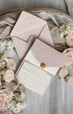 Zaproszenia ślubne z perełkami / tłoczeniem Tłoczone kwiaty na zaproszeniach ślubnych Eleganckie złote zaproszenia ślubne z guzikiem z płatków złota, Kopertowe zaproszenie na ślub z tłoczeniem, zaproszenia na ślub w stylu glamour6