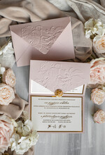 Zaproszenia ślubne z perełkami / tłoczeniem Tłoczone kwiaty na zaproszeniach ślubnych Eleganckie złote zaproszenia ślubne z guzikiem z płatków złota, Kopertowe zaproszenie na ślub z tłoczeniem, zaproszenia na ślub w stylu glamour9