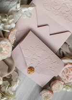 Zaproszenia ślubne z perełkami / tłoczeniem Tłoczone kwiaty na zaproszeniach ślubnych Eleganckie złote zaproszenia ślubne z guzikiem z płatków złota, Kopertowe zaproszenie na ślub z tłoczeniem, zaproszenia na ślub w stylu glamour3