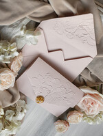 Zaproszenia ślubne z perełkami / tłoczeniem Tłoczone kwiaty na zaproszeniach ślubnych Eleganckie złote zaproszenia ślubne z guzikiem z płatków złota, Kopertowe zaproszenie na ślub z tłoczeniem, zaproszenia na ślub w stylu glamour10