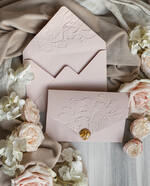 Zaproszenia ślubne z perełkami / tłoczeniem Tłoczone kwiaty na zaproszeniach ślubnych Eleganckie złote zaproszenia ślubne z guzikiem z płatków złota, Kopertowe zaproszenie na ślub z tłoczeniem, zaproszenia na ślub w stylu glamour12