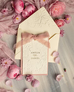 Zaproszenia ślubne z perełkami / tłoczeniem Eleganckie Zaproszenia Na Ślub, Nowoczesne Zaproszenia W Kolorze Różowym, Zaproszenia Ślubne Ze Złotymi Literami, Eleganckie Zaproszenia Ślubne z tłoczonymi kwiatami1