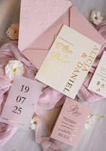 Zaproszenia ślubne z perełkami / tłoczeniem różowe zaproszenia na ślub, nowoczesne zaproszenia z tłoczeniem na kopercie, tłoczone zaproszenia ślubne ze złotymi literami, eleganckie zaproszenia ślubne ze wstązką2