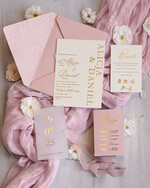 Zaproszenia ślubne z perełkami / tłoczeniem różowe zaproszenia na ślub, nowoczesne zaproszenia z tłoczeniem na kopercie, tłoczone zaproszenia ślubne ze złotymi literami, eleganckie zaproszenia ślubne ze wstązką3