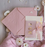 Zaproszenia ślubne z perełkami / tłoczeniem różowe zaproszenia na ślub, nowoczesne zaproszenia z tłoczeniem na kopercie, tłoczone zaproszenia ślubne ze złotymi literami, eleganckie zaproszenia ślubne ze wstązką11