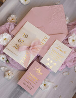 Zaproszenia ślubne z perełkami / tłoczeniem różowe zaproszenia na ślub, nowoczesne zaproszenia z tłoczeniem na kopercie, tłoczone zaproszenia ślubne ze złotymi literami, eleganckie zaproszenia ślubne ze wstązką6