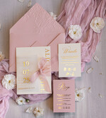 Zaproszenia ślubne z perełkami / tłoczeniem różowe zaproszenia na ślub, nowoczesne zaproszenia z tłoczeniem na kopercie, tłoczone zaproszenia ślubne ze złotymi literami, eleganckie zaproszenia ślubne ze wstązką7