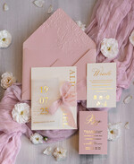 Zaproszenia ślubne z perełkami / tłoczeniem różowe zaproszenia na ślub, nowoczesne zaproszenia z tłoczeniem na kopercie, tłoczone zaproszenia ślubne ze złotymi literami, eleganckie zaproszenia ślubne ze wstązką1