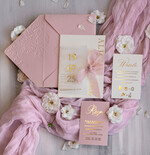 Zaproszenia ślubne z perełkami / tłoczeniem różowe zaproszenia na ślub, nowoczesne zaproszenia z tłoczeniem na kopercie, tłoczone zaproszenia ślubne ze złotymi literami, eleganckie zaproszenia ślubne ze wstązką0