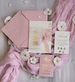 Zaproszenia ślubne z perełkami / tłoczeniem różowe zaproszenia na ślub, nowoczesne zaproszenia z tłoczeniem na kopercie, tłoczone zaproszenia ślubne ze złotymi literami, eleganckie zaproszenia ślubne ze wstązką9