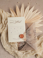 Zaproszenia ślubne z perełkami / tłoczeniem złocone zaproszenia ślubne z perełkami kwiatowa kalkowa koperta , minimalistyczne zaproszenie na ślub z perełkami i kalką, kalkowa obwoluta z perłami złocone zaproszenie na ślub cywilny perły5