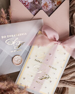 Zaproszenia ślubne z perełkami / tłoczeniem złote zaproszenia ślubne z perełkami, eleganckie zaproszenie na ślub w kalkowym etui, złocone zaproszenie na ślub cywilny perły, perełki na zaproszeniach ślubnych10