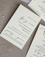 Zaproszenia ślubne z perełkami / tłoczeniem zaproszenia ślubne z perełkami, minimalistyczne zaproszenie na ślub z perełkami i kalką, rwane złocone zaproszenie na ślub cywilny perły5