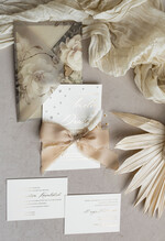 Zaproszenia ślubne z perełkami / tłoczeniem złocone zaproszenia ślubne z perełkami kalkowa koperta, boho zaproszenie na ślub z perełkami i kalką, kalkowa koperta vintage kwiaty z perłami, zaproszenie na ślub cywilny perły15