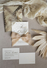 Zaproszenia ślubne z perełkami / tłoczeniem złocone zaproszenia ślubne z perełkami kalkowa koperta, boho zaproszenie na ślub z perełkami i kalką, kalkowa koperta vintage kwiaty z perłami, zaproszenie na ślub cywilny perły16